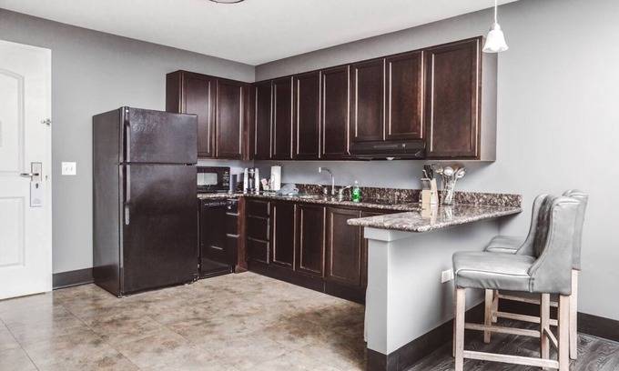 Zion Hotel | Charming Stay with Kitchenette l Onsite Library, Gym Access & Garden Firepits