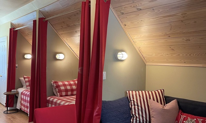 Dallas Apartment | Charming studio garage apartment near Gastonia
