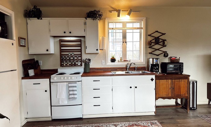 Philomath Apartment | Charming studio in brilliant Philomath with AC, WiFi