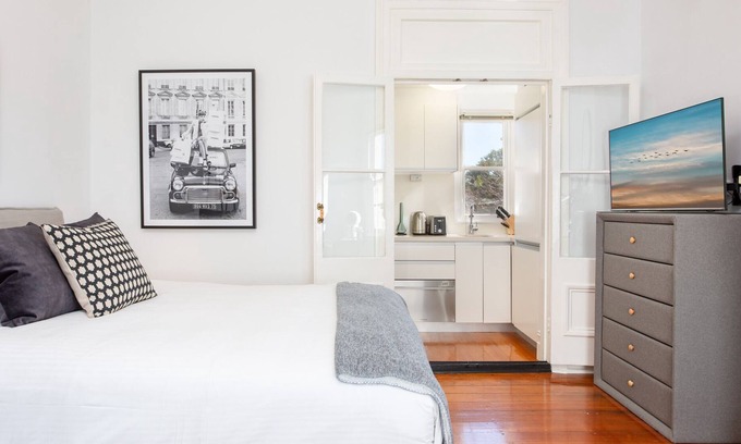 Petersham Apartment | Charming Studio in Quiet Area near Market & Park