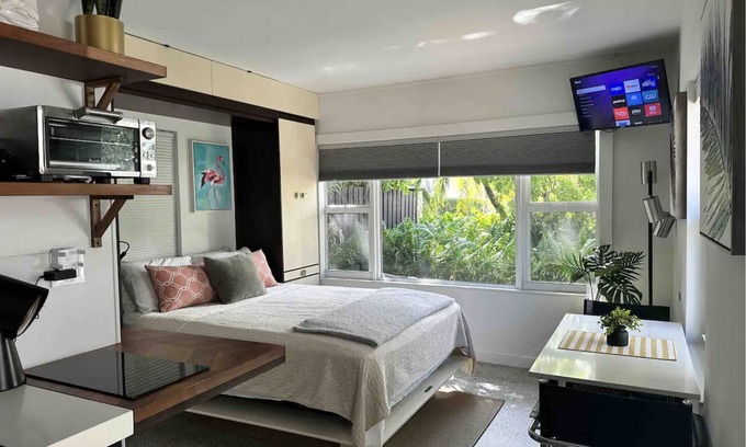 Lake Ridge Apartment | Charming Studio Prime Location Steps from Beach
