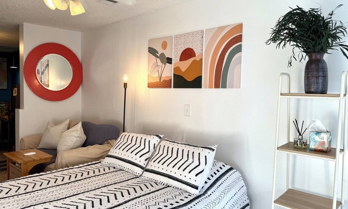 Southwest Apartment | Charming Studio in Great Location, under 10 minutes to beach, downtown, airport