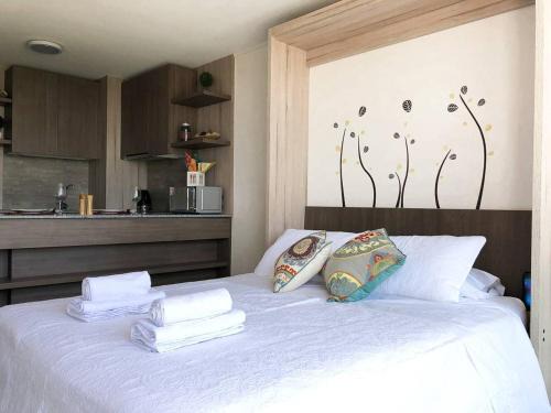 Apoquindo Apartment | Charming Studio - w/Mountain View, Pool, & Gym