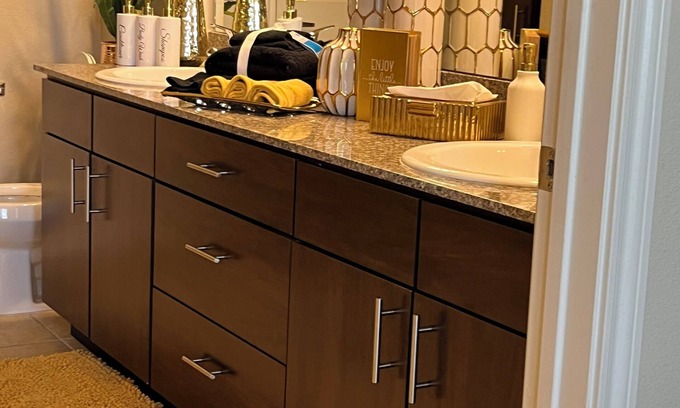 Lazybrook/Timbergrove Apartment | Charming Stylish Vibrant Spacious Free Parking DTHouston
