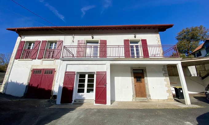 Cambo-les-Bains Apartment | Charming T2 in Cambo-les-Bains, near Thermal Baths, WIFI, sleeps 2