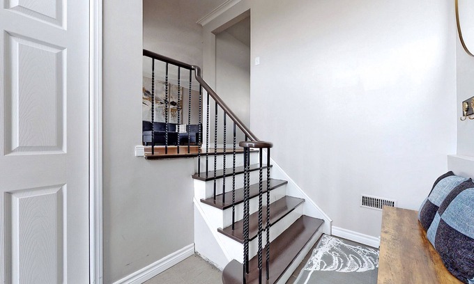 Brampton House | CHARMING THREE BEDROOM FLAT