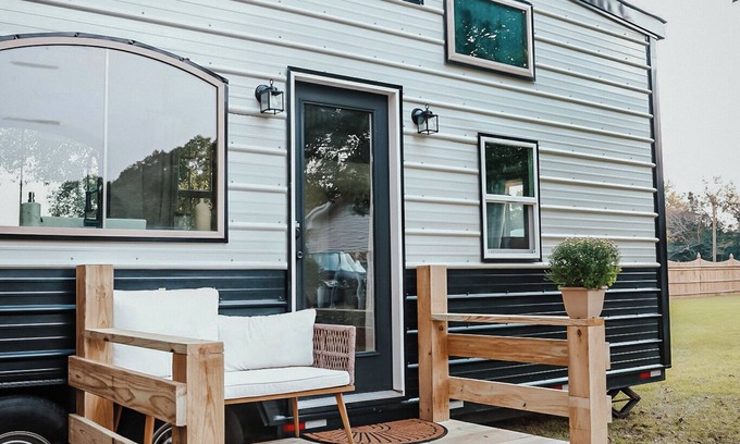 Milton Cottage | Charming Tiny Home in Pace Near Downtown and Pensacola Beach, 2 min from Walmart