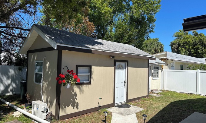 Town N County Park Apartment | Charming Tiny House-studio with WiFi and AC close to Tampa International Airport