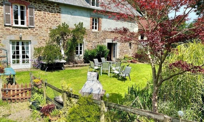 Lengronne House | Charming Traditional Gite with WiFi in Lengronne - 5 bedrooms available