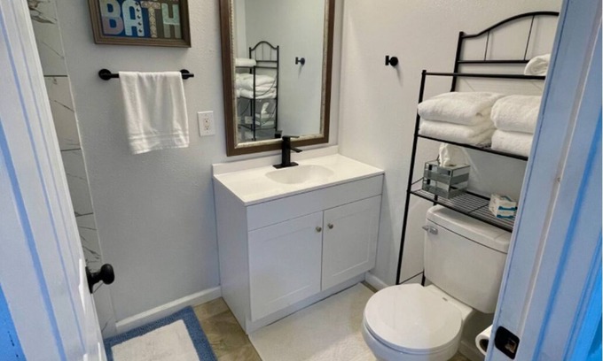 Behrman Apartment | Charming Two Bedrooms Apartment by Downtown