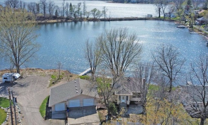 Lindstrom Cabin | Charming Underhill 2-bedroom cabin in lovely Center City with lake access.