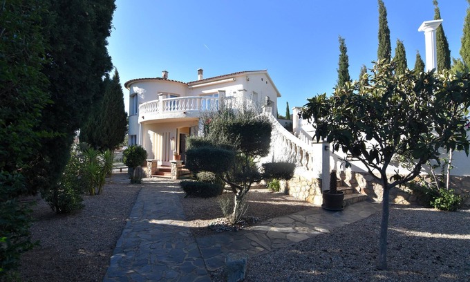 El Mas Fumats House | Charming Villa for Rent in Roses, Costa Brava: Private Pool, Ideal for Families and Large Groups.