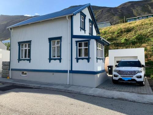 Sudureyri Villa | Charming villa with hot tub and sauna