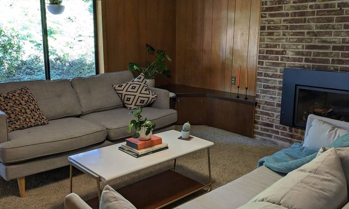 Matthews Beach Apartment | Charming Vintage Apartment in Meadowbrook/Wedgewood
