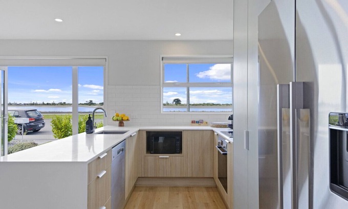 Christchurch House | Charming Waterfront Retreat Redcliffs