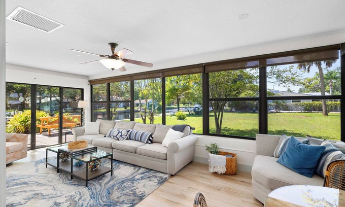 Homosassa House | Charming Waterfront home with Classic Florida Flair