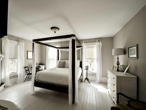 Berlin Center House | Charming Weekend Getaway Located on a Vineyard near Cleveland, Ohio