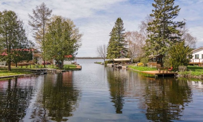 Fenelon Falls Cottage | Charming with Modern Amenities, 3 brdms Waterfront, Flexible Rentals