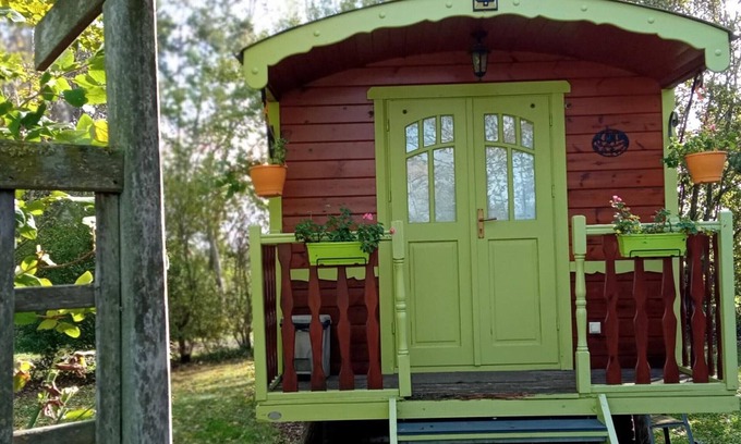 Chantenay-Villedieu Cottage | Charming Wooden Caravan in Bucolic Valley with Terrace & Family-Friendly Amenities