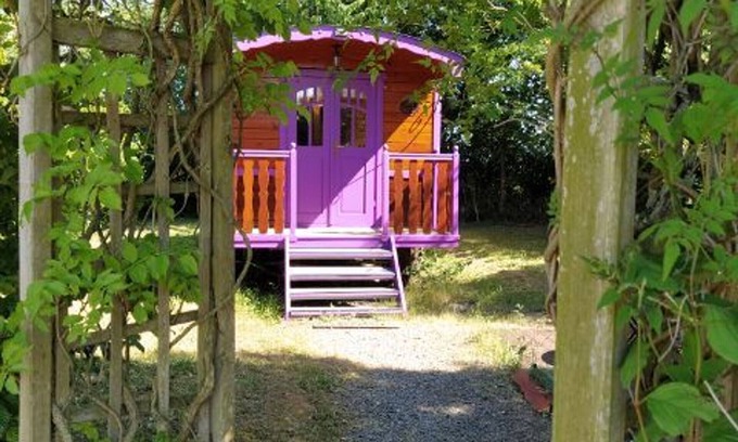 Chantenay-Villedieu Cottage | "Charming Wooden Caravan in Bucolic Farm Setting – Terrace, Ideal for Family Stays"