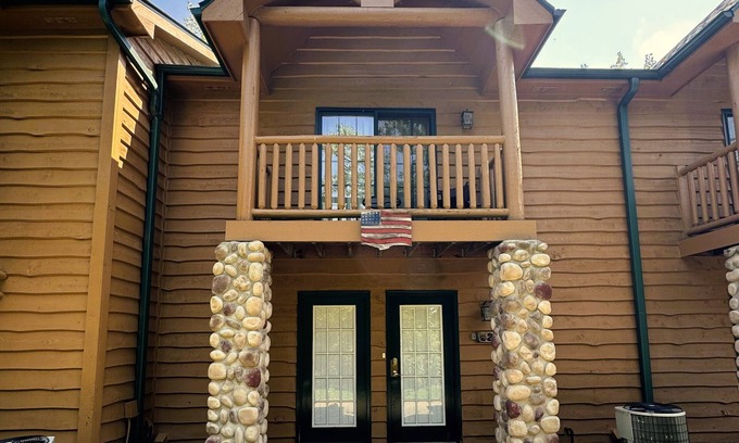 Oglesby Cabin | Charming woodland villa located in a secured resort across from Starved Rock