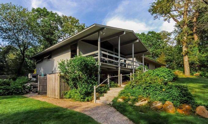South Kingstown House | "Chat's on the Rocks".Secluded Family Friendly Comfort