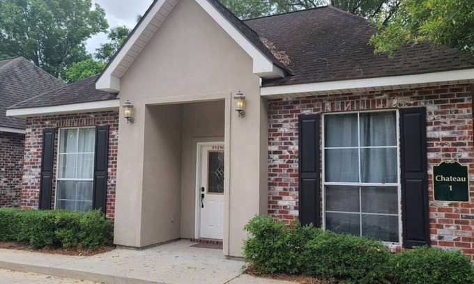 Pine Grove Apartment | Chateau 1, spacious townhouse in Tickfaw, LA
