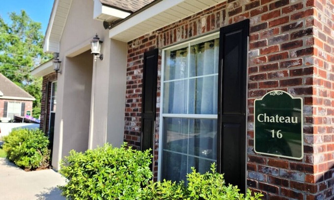 Pine Grove Apartment | Chateau 16, spacious townhouse in Tickfaw, LA