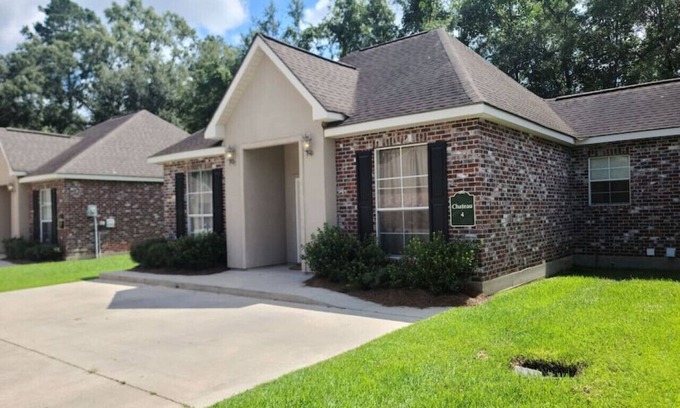 Pine Grove Apartment | Chateau 4, spacious townhouse in Tickfaw, LA