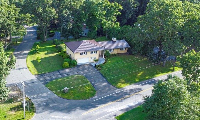 Longmeadow House | Château at Longmeadow, Luxurious Home, 5 min from MGM & Basketball Hall of Fame