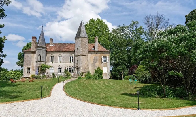 Saint-Forgeot Apartment | Château de Millery, Studio Closer to the Stars