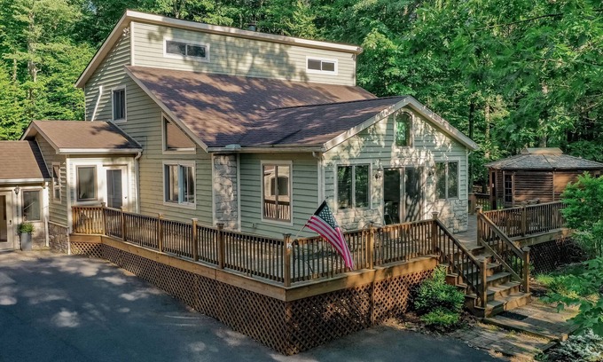 Mountainside House | Chateau Relaxo | Lake Access & Hot Tub + Large Yard