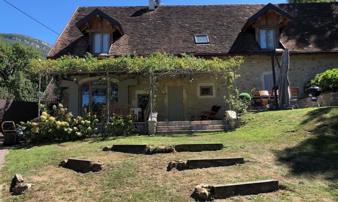 Chindrieux House | CHATILLON FARMS, feet in the water