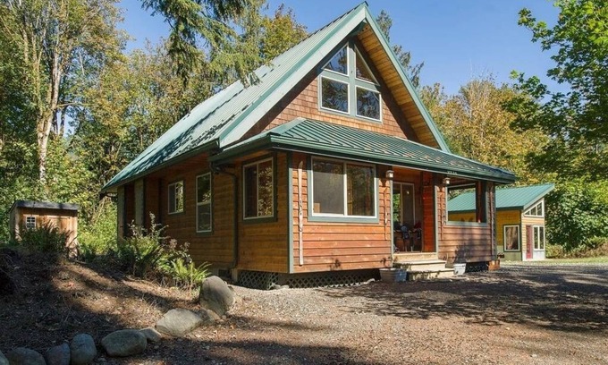 Glacier Cabin | *CHECK OUT THIS AWESOME SECLUDED CABIN + SLEEPER~EASY WALK TO TOWN OF GLACIER
