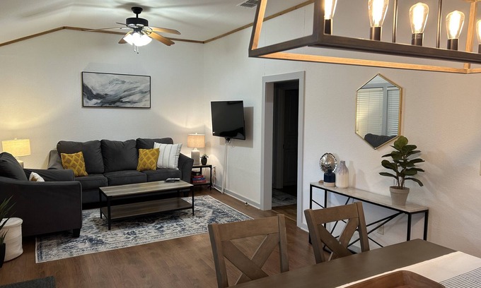 Shiner House | Cheerful 2 Bedroom in Shiner - Close to Downtown