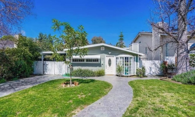 Woodland Hills House | Cheerful 2 bedroom home with free parking