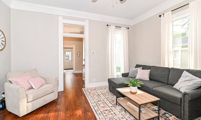 Noblesville House | Cheerful 2-bedroom Cottage in Downtown Noblesville
