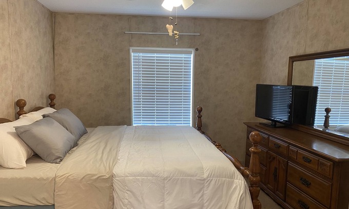 Norman Park House | Cheerful 2 bedroom home, King Suite, Wi-Fi