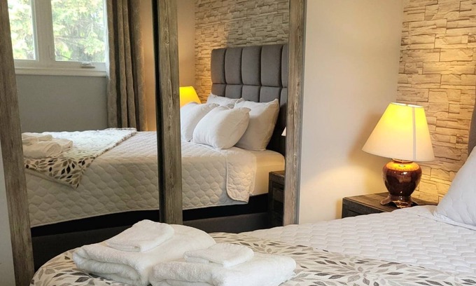 Birds Hill House | Cheerful 2 bedroom with indoor fireplace