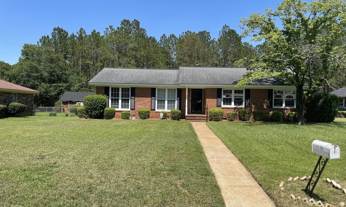 Albany House | Cheerful 3 Bedroom House in a Quiet Neighborhood