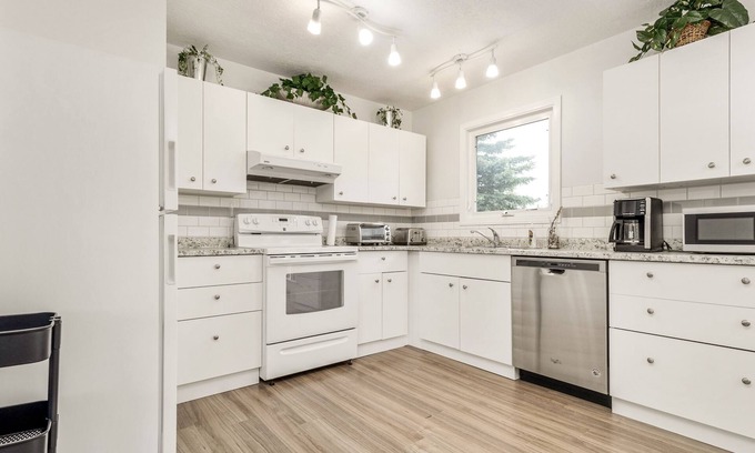 Cardston House | Cheerful 3 Bedroom Main Floor Private Suite Near Waterton