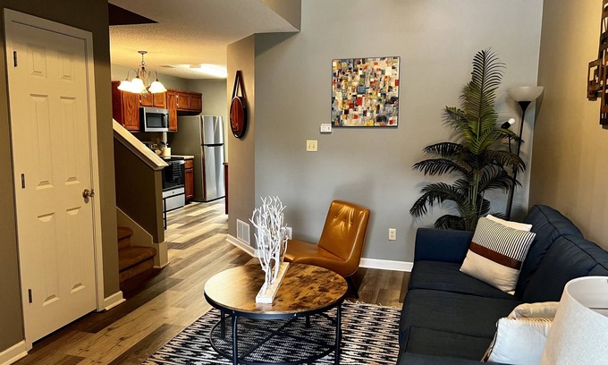 Horn Lake House | Cheerful 3bd/3ba home with Patio & Fireplace!