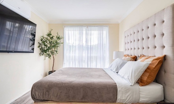 Plumpton House | Cheerful 4 bedroom home with parking on premises