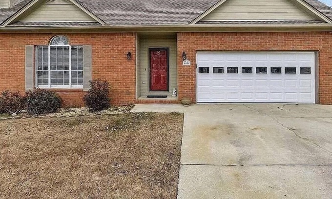 Pelham House | Cheerful 4-Bedroom Home with Master on 1st Level