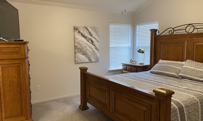 Kyle House | Cheerful 4 Bedroom Private Home