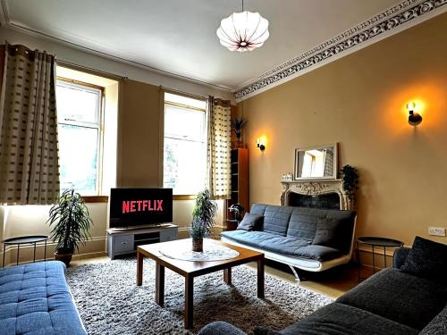 Govan House | Cheerful 5 Bedroom House Close to Central West End and Parking