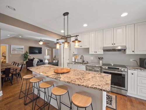 Fremont House | Cheerful 5-bedroom w/Screened Patio, Sleeps 10 in the heart of Fremont!