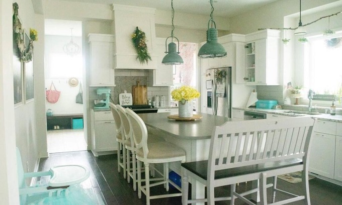 Minnetonka Villa | Cheerful 5 bedroom with indoor fireplace