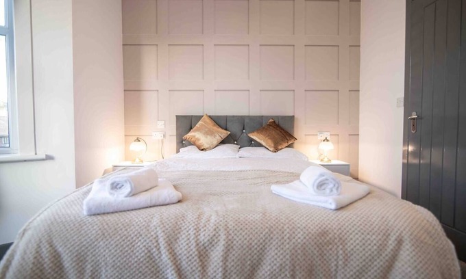 Dover House | Cheerful 6 Bed with Hot Tub @ The Grey Elegance