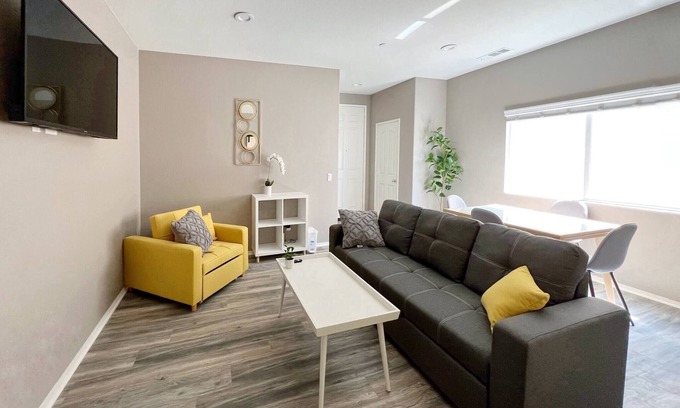 Glen Avon House | Cheerful And Cozy one large bedroom